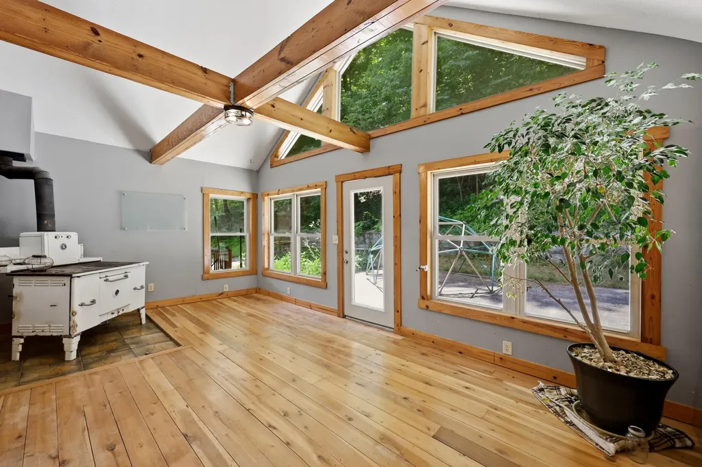 1840 Pleasant Valley Road Bradfordsville KY 40009