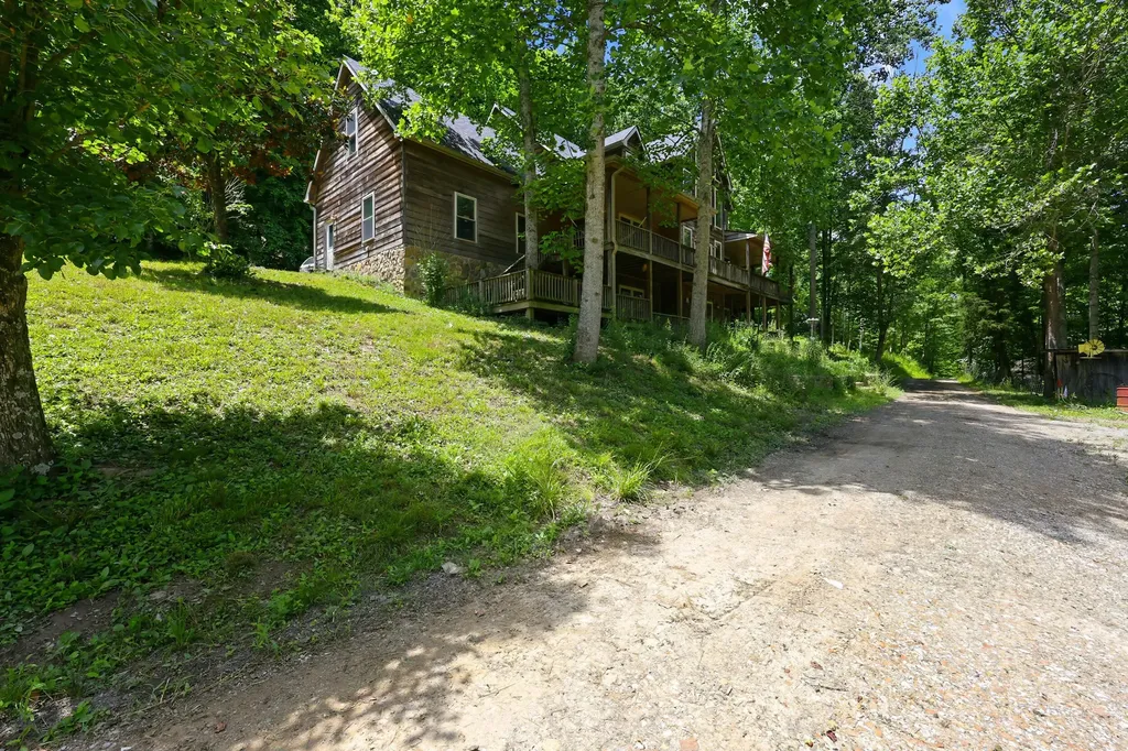 1840 Pleasant Valley Road Bradfordsville KY 40009
