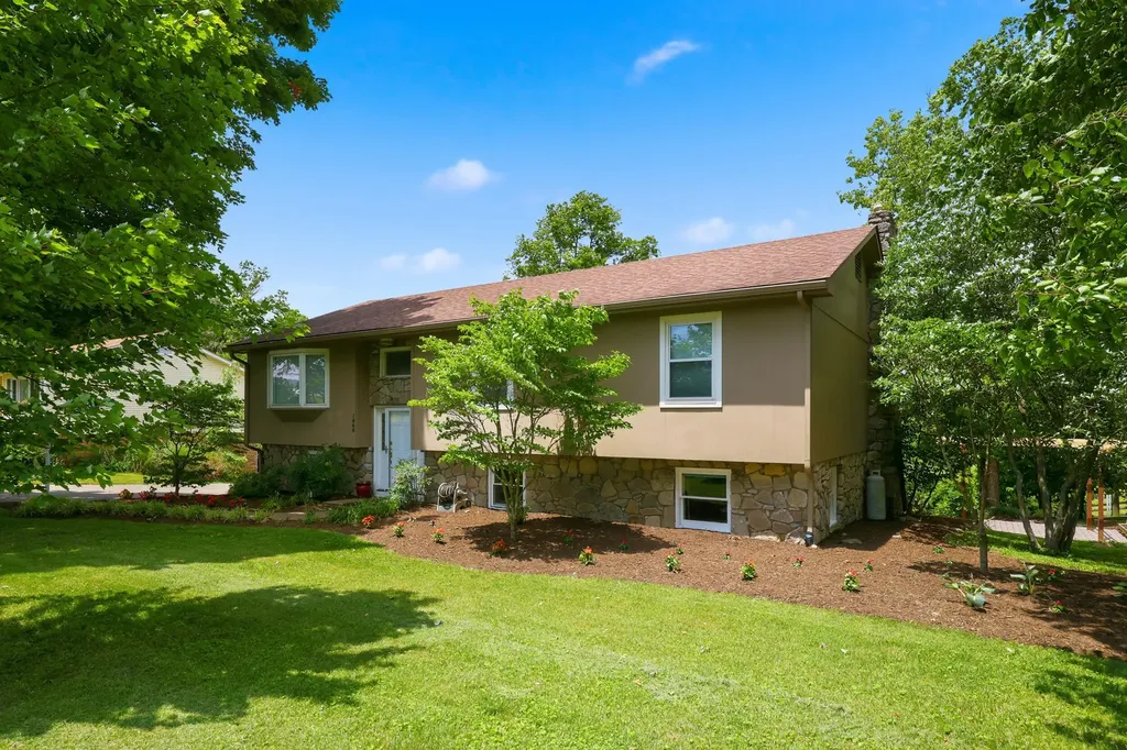 1868 Weisenberger Mill Road Midway KY 40347