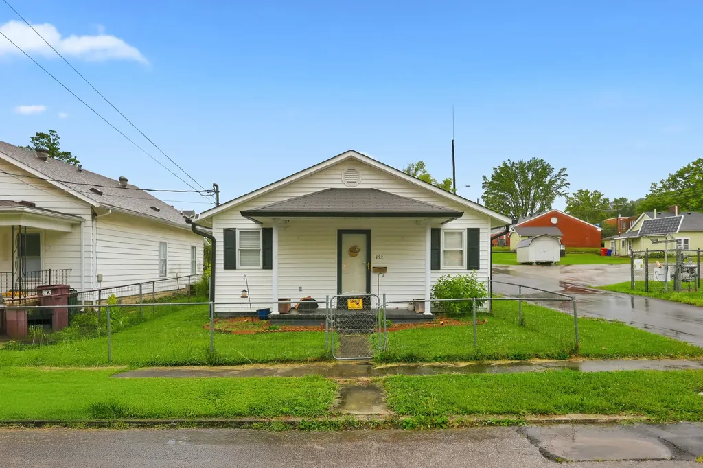 153 S Madison Avenue Irvine KY 40336