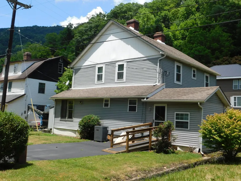179 W Main Street Lynch KY 40855