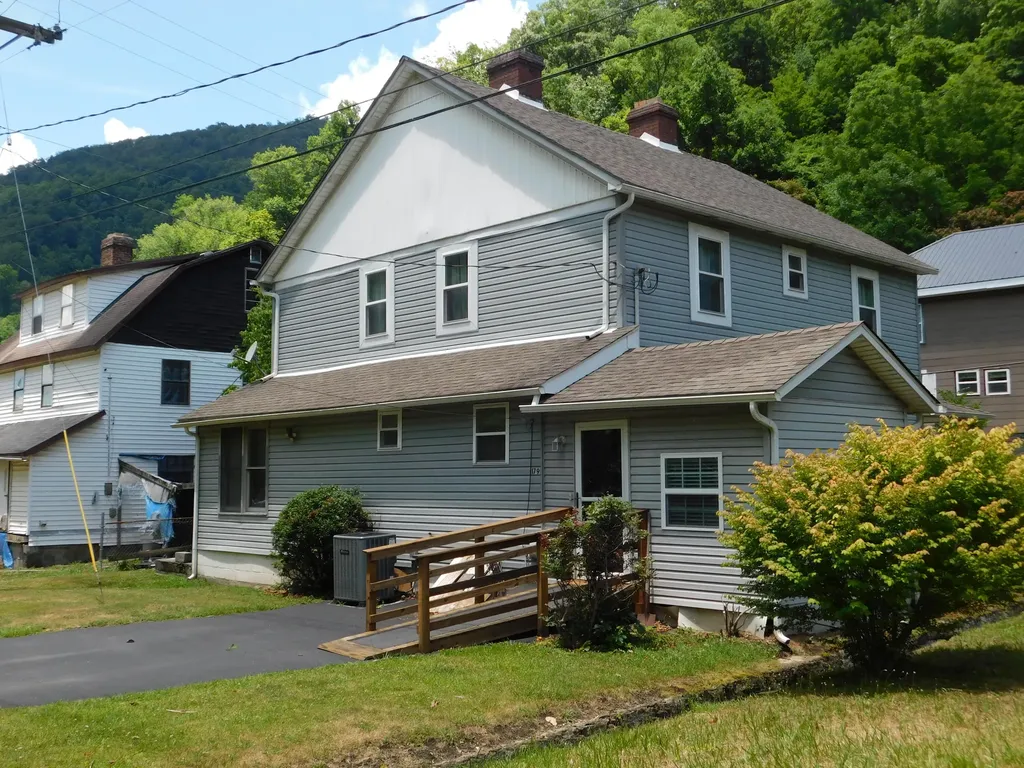 179 W Main Street Lynch KY 40855