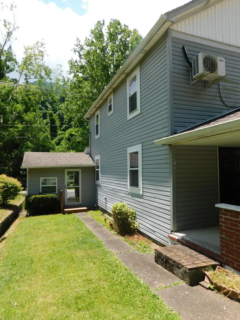 179 W Main Street Lynch KY 40855