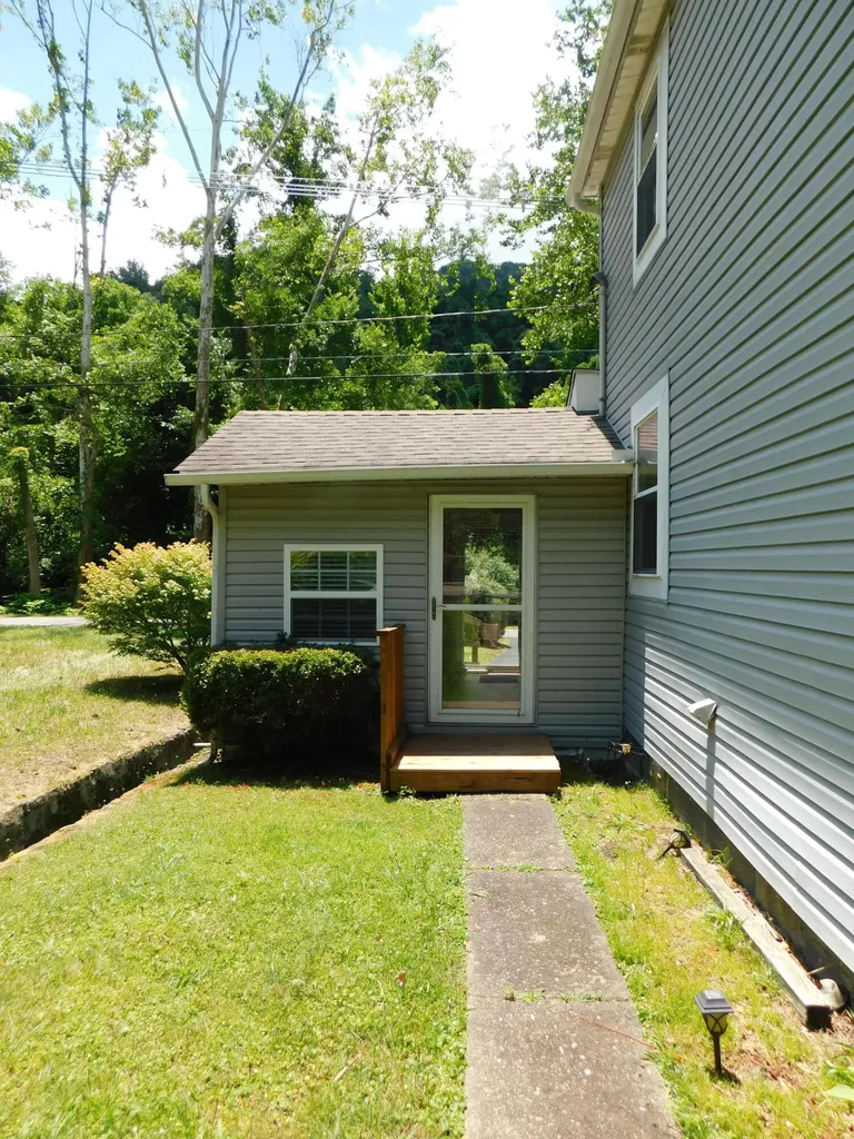 179 W Main Street Lynch KY 40855