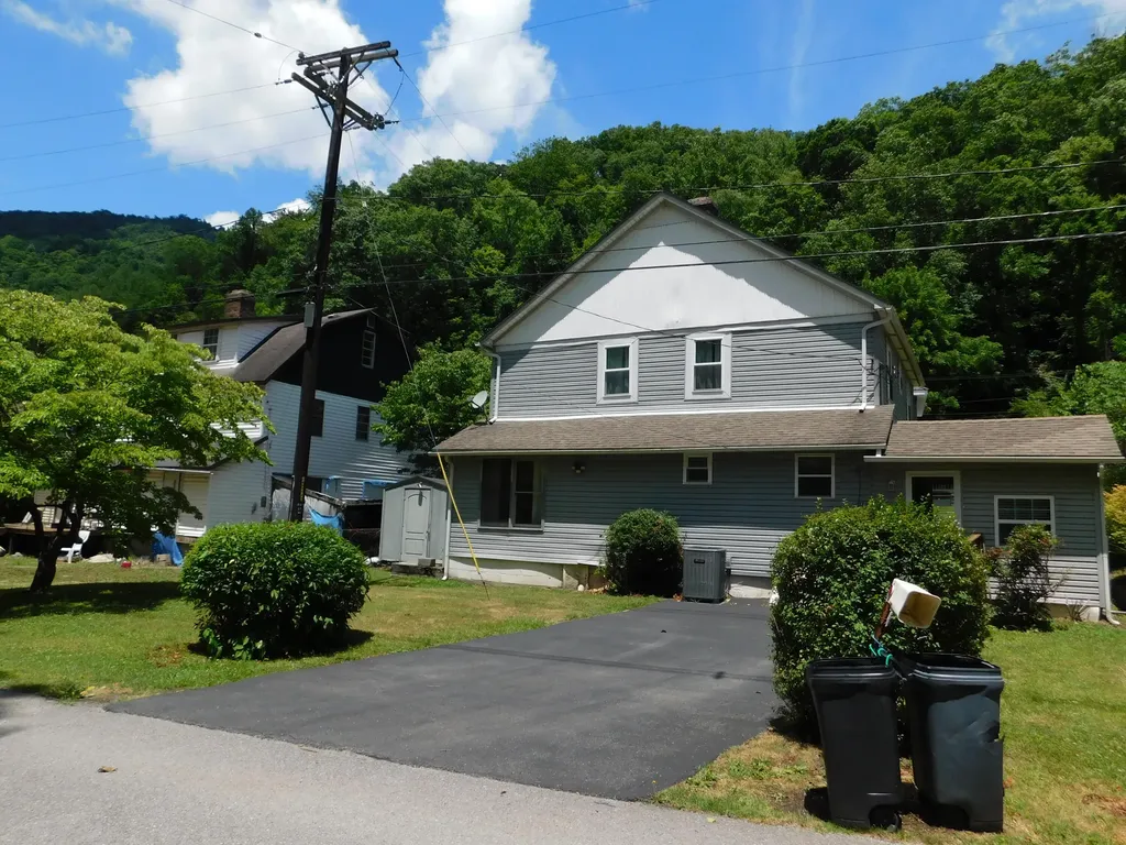 179 W Main Street Lynch KY 40855