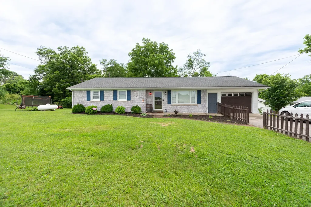 1105 Woodlake Road Stamping Ground KY 40379