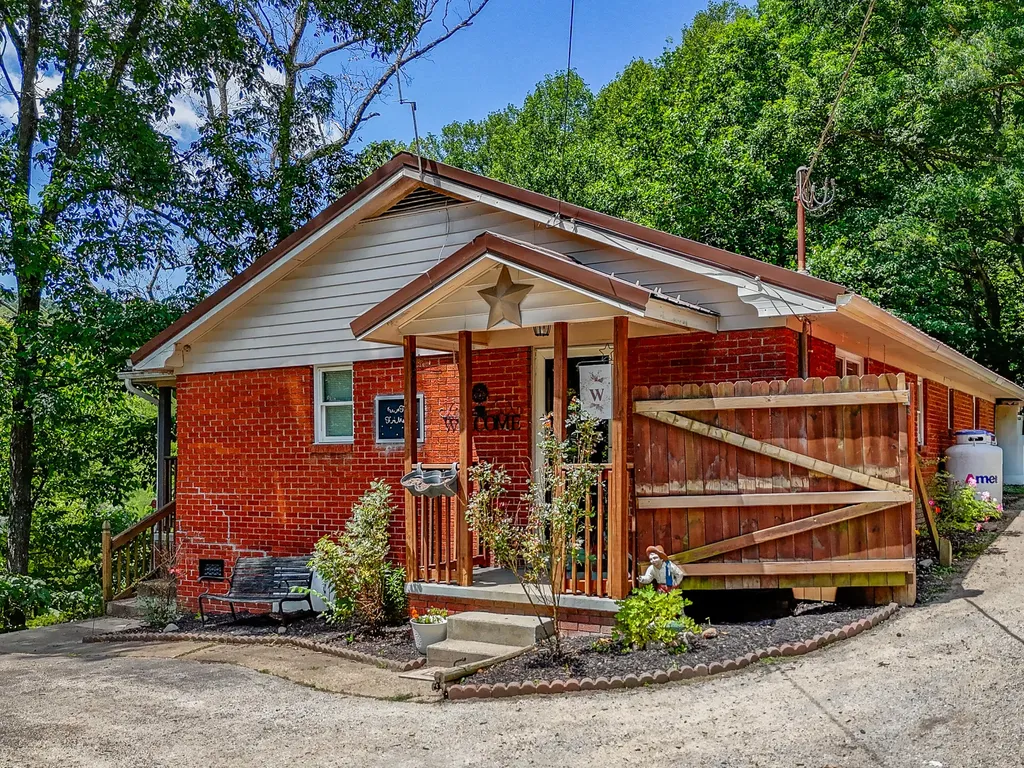 1845 Spaws Creek West Liberty KY 41472