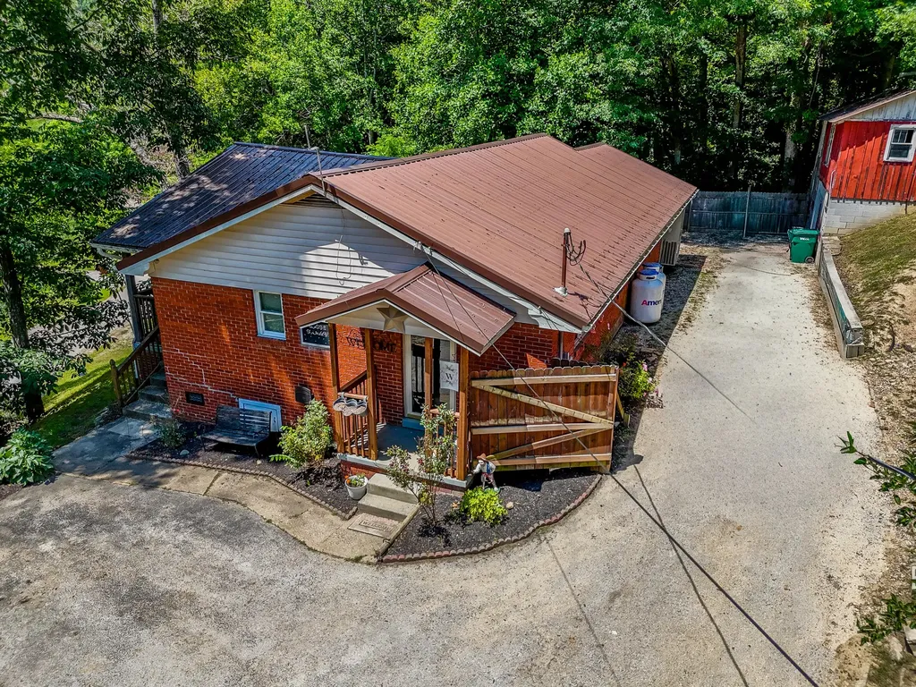 1845 Spaws Creek West Liberty KY 41472