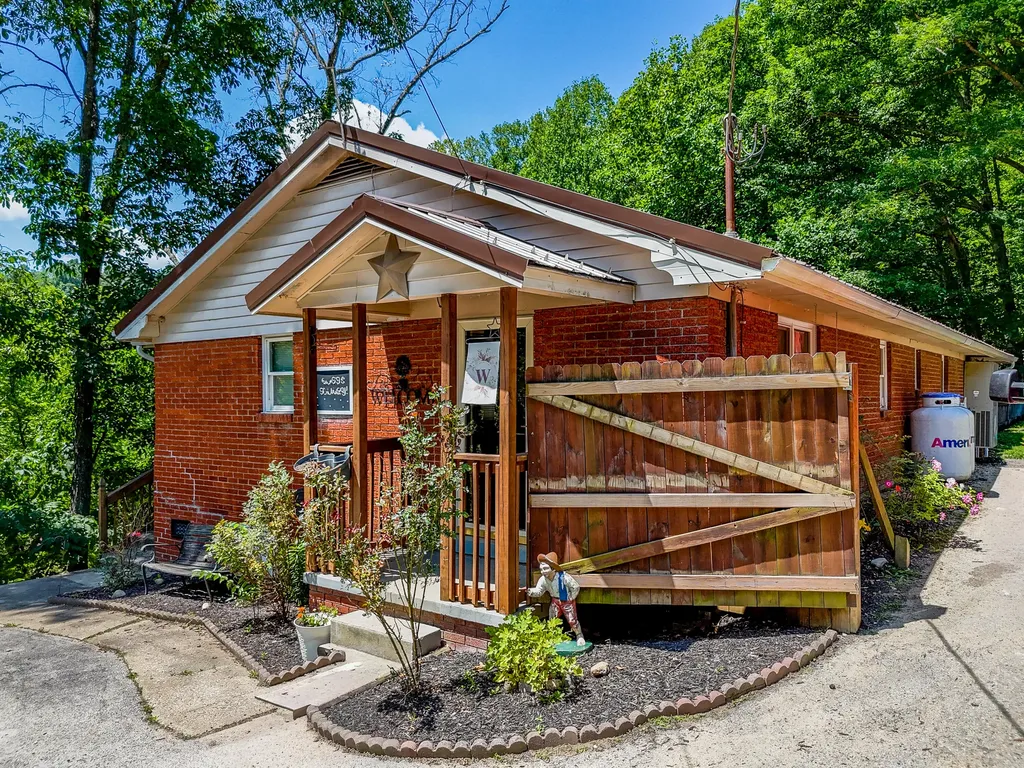 1845 Spaws Creek West Liberty KY 41472