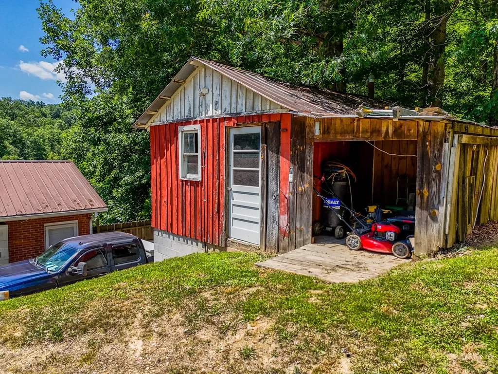 1845 Spaws Creek West Liberty KY 41472