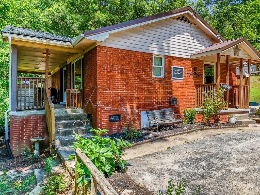 1845 Spaws Creek West Liberty KY 41472