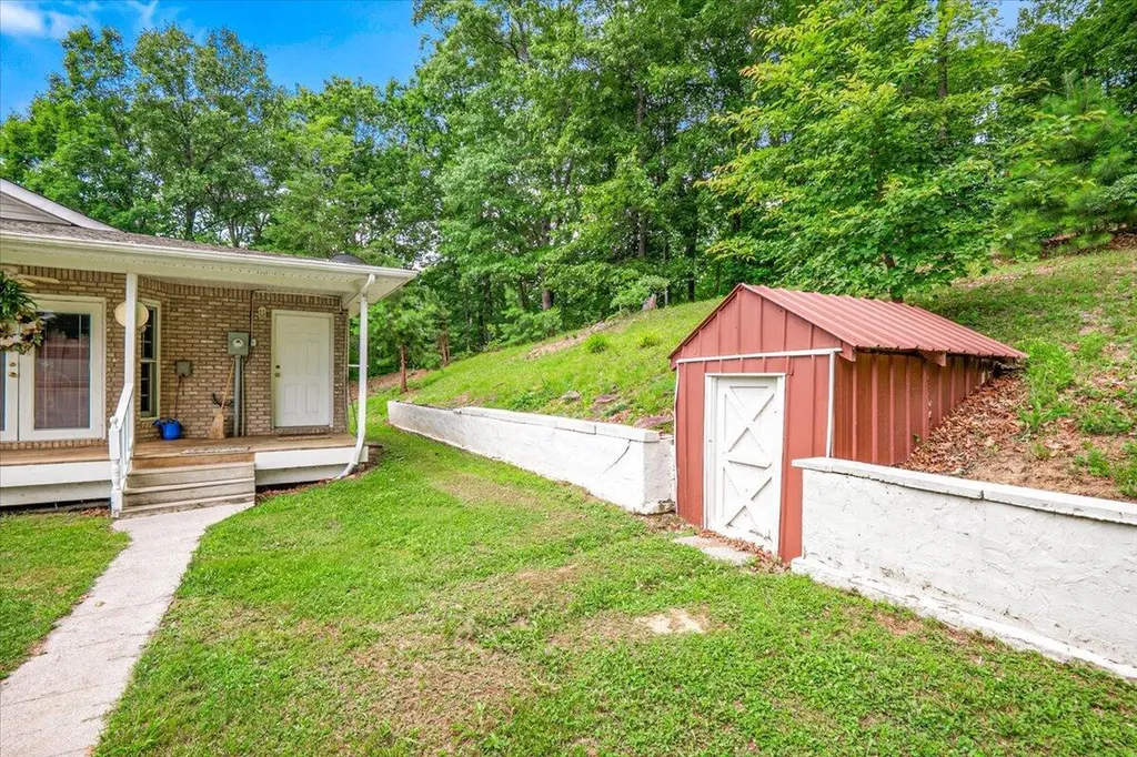 272 Locust Grove Cemetery Road London KY 40744