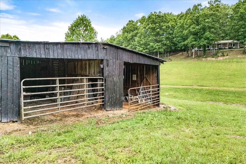 272 Locust Grove Cemetery Road London KY 40744
