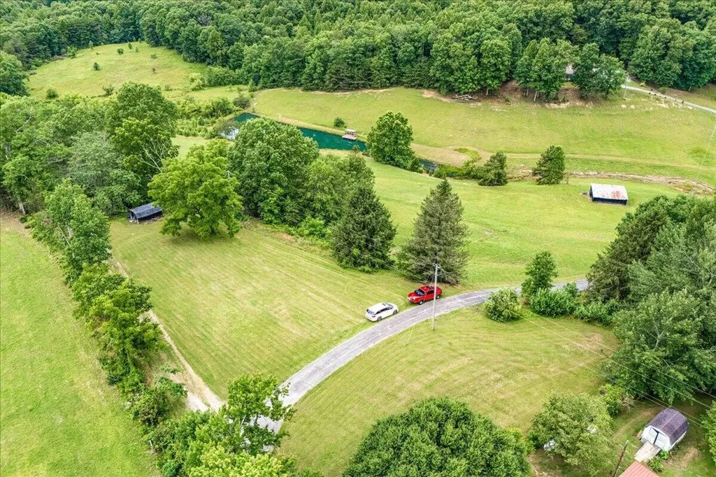 272 Locust Grove Cemetery Road London KY 40744
