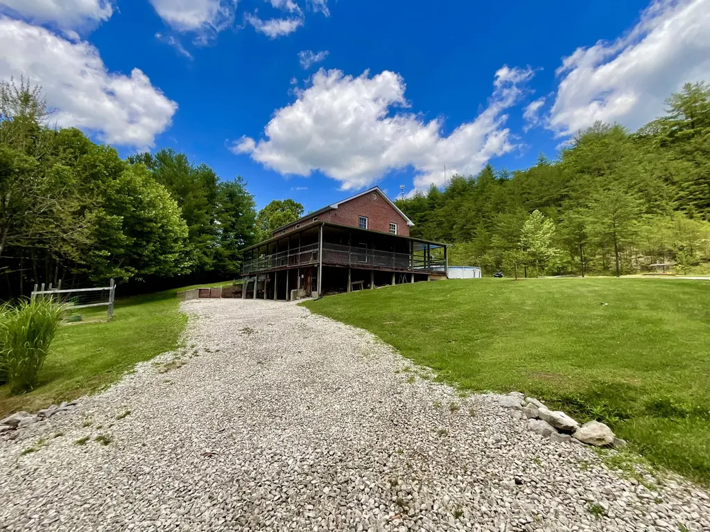 67 Pine Mountain Road Campton KY 41301