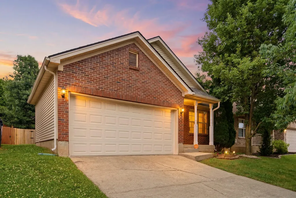 252 White Oak Trace Lexington KY 40511