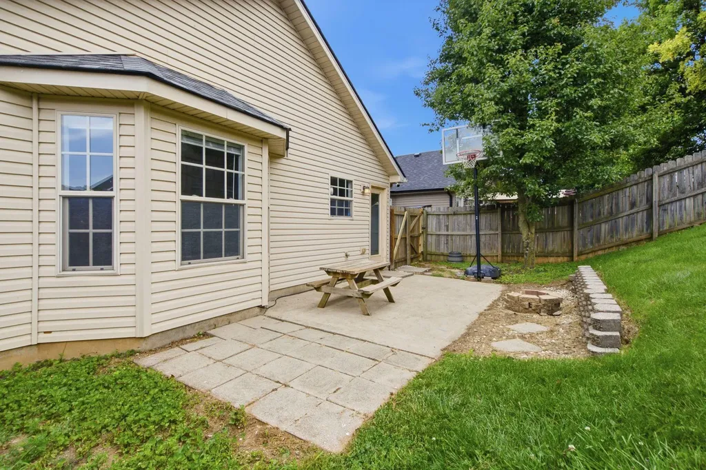 252 White Oak Trace Lexington KY 40511