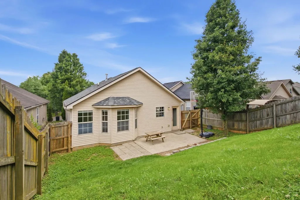 252 White Oak Trace Lexington KY 40511