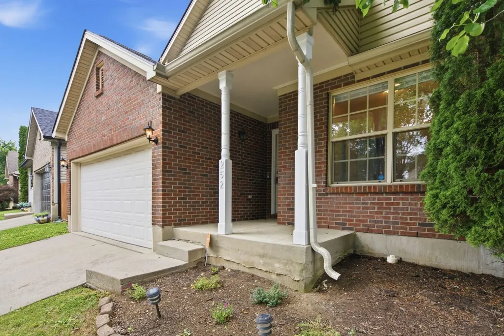 252 White Oak Trace Lexington KY 40511