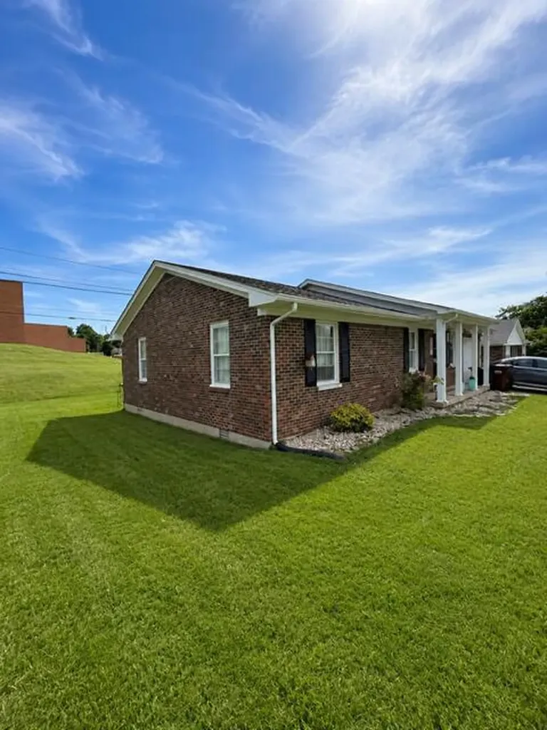 106 Pin Oak Drive Lancaster KY 40444