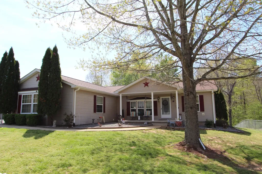 35 Saratoga Heights Road Eddyville KY 42038