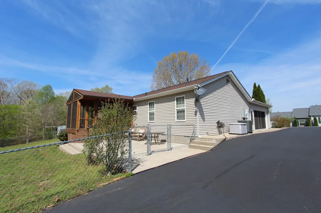 35 Saratoga Heights Road Eddyville KY 42038