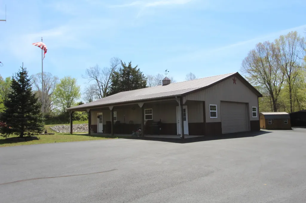 35 Saratoga Heights Road Eddyville KY 42038