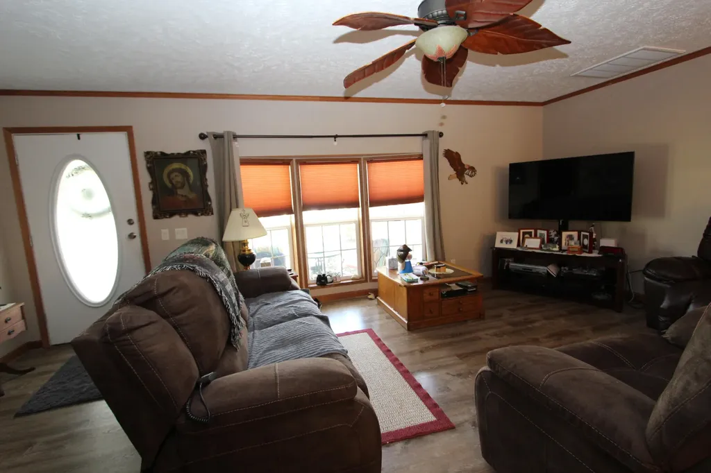 35 Saratoga Heights Road Eddyville KY 42038