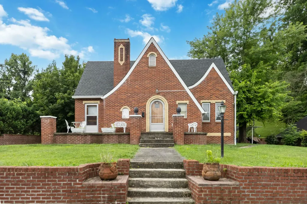 111 House Avenue Manchester KY 40962