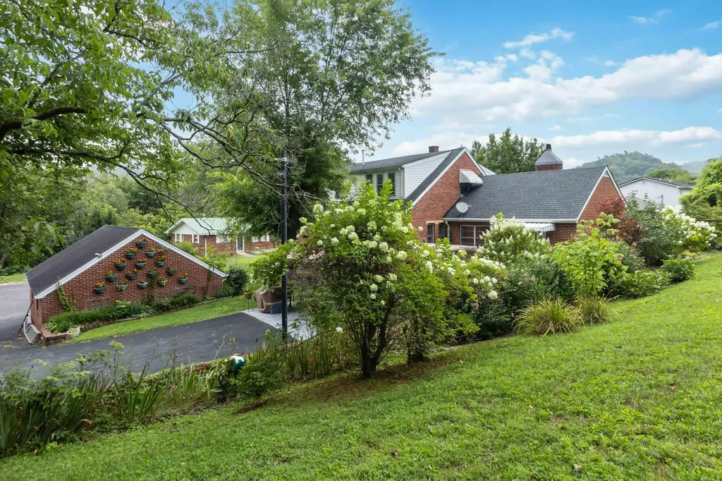 111 House Avenue Manchester KY 40962