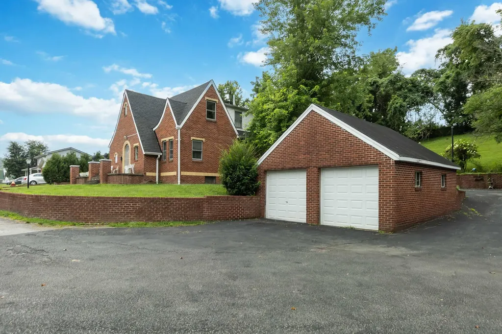 111 House Avenue Manchester KY 40962