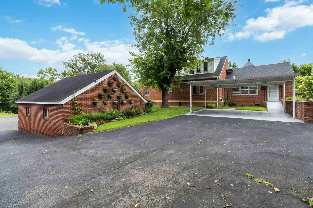 111 House Avenue Manchester KY 40962
