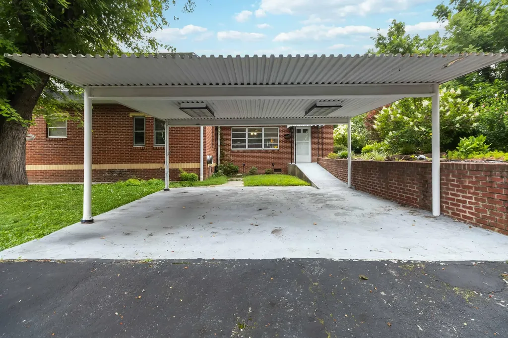 111 House Avenue Manchester KY 40962