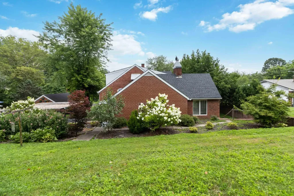111 House Avenue Manchester KY 40962
