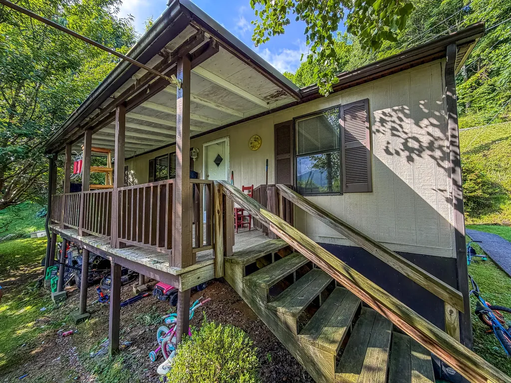 299 George Neil Hill Left Road Pineville KY 40977