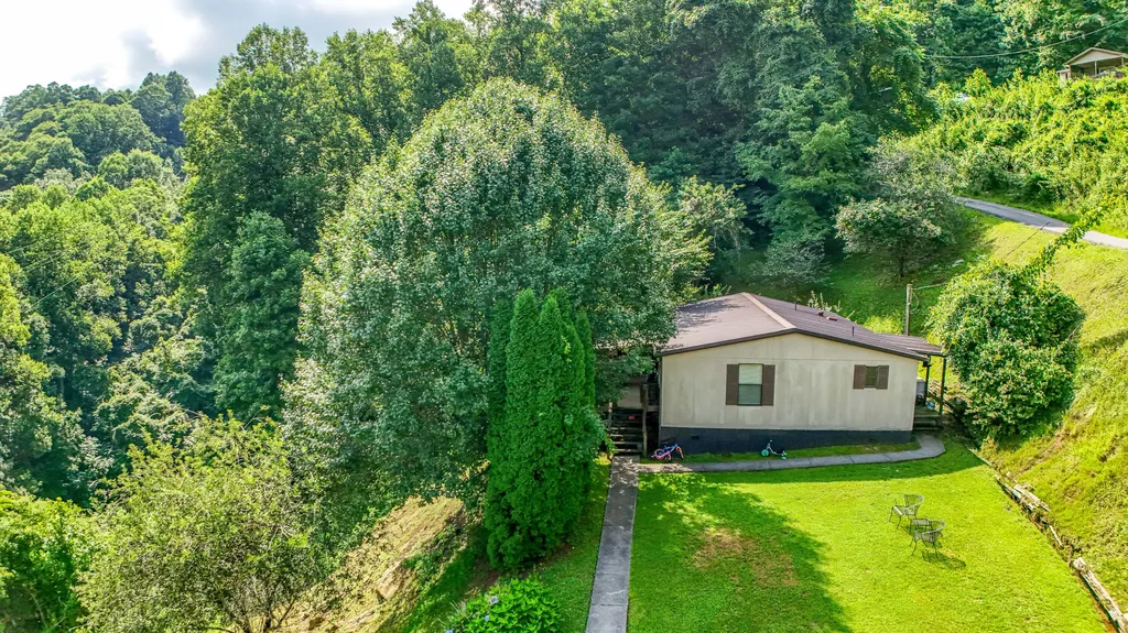 299 George Neil Hill Left Road Pineville KY 40977