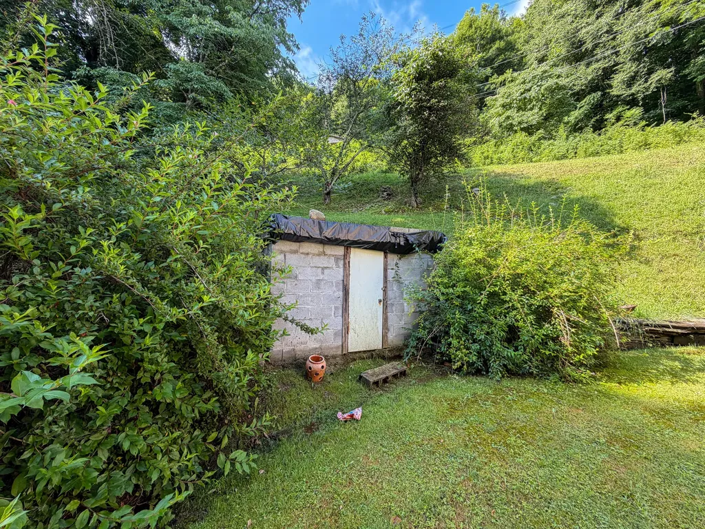 299 George Neil Hill Left Road Pineville KY 40977