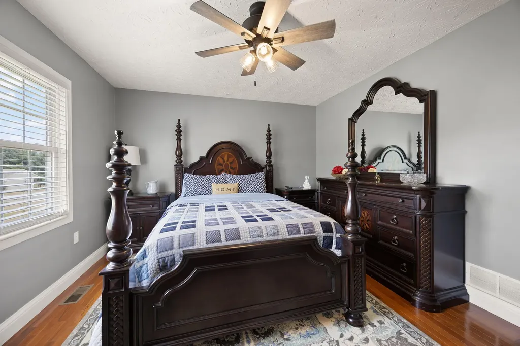 135 Cloverfield Drive Campbellsville KY 42718