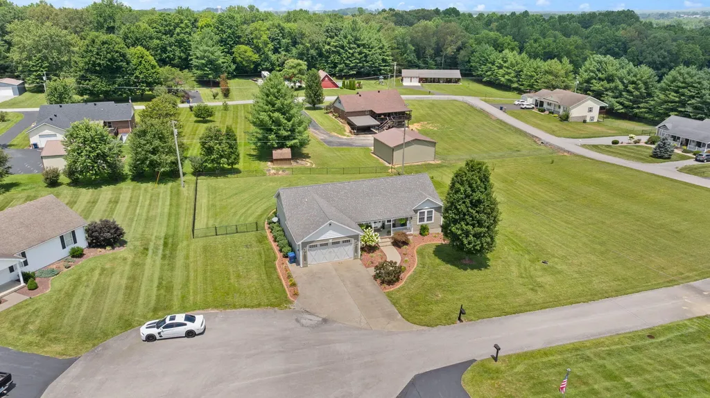 135 Cloverfield Drive Campbellsville KY 42718
