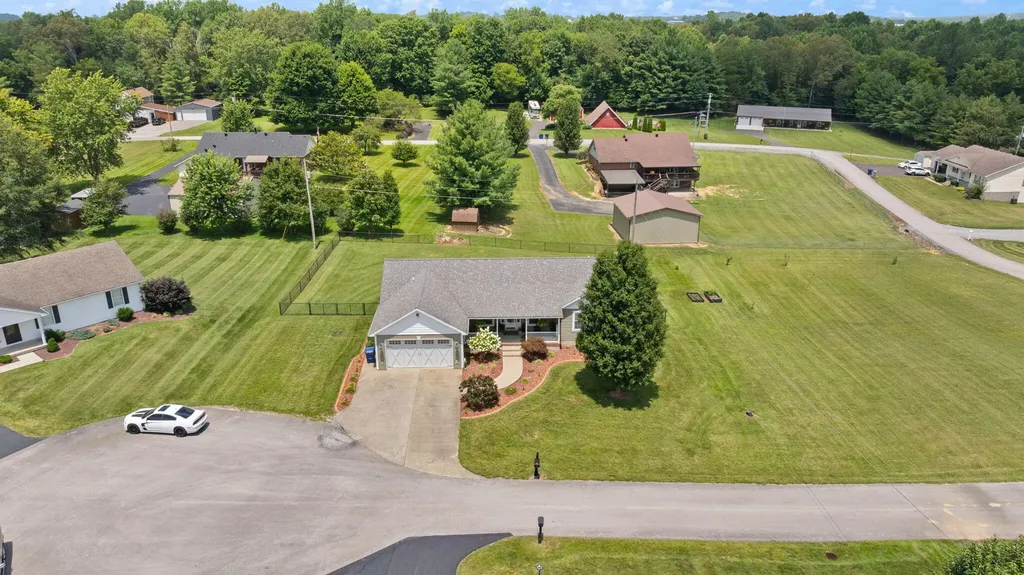 135 Cloverfield Drive Campbellsville KY 42718