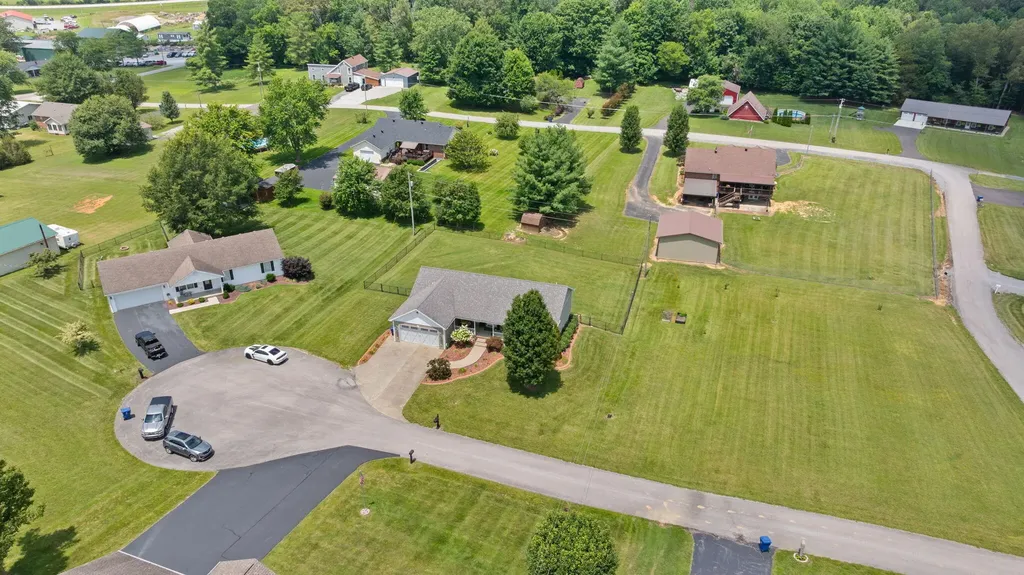 135 Cloverfield Drive Campbellsville KY 42718