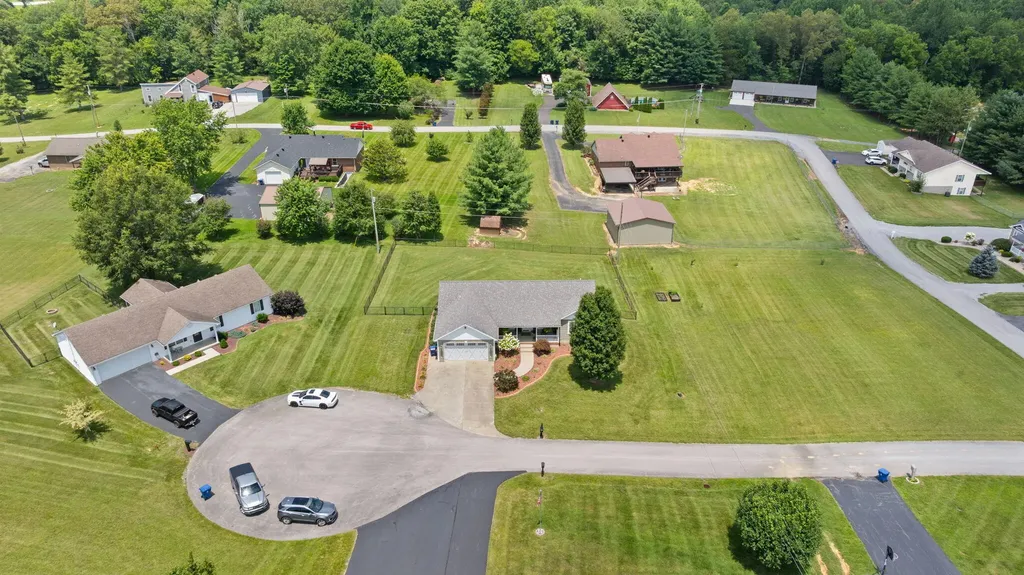 135 Cloverfield Drive Campbellsville KY 42718