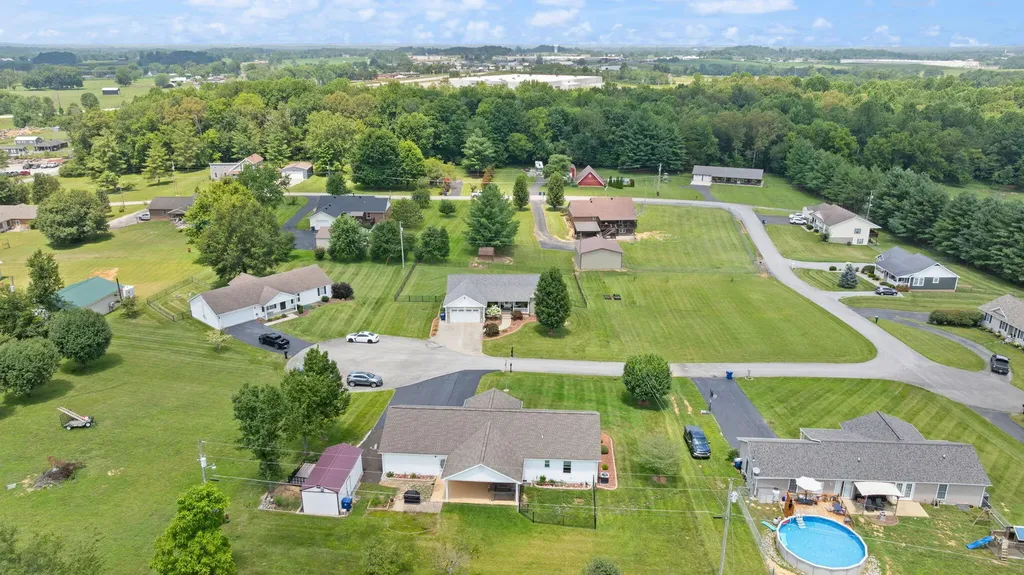 135 Cloverfield Drive Campbellsville KY 42718