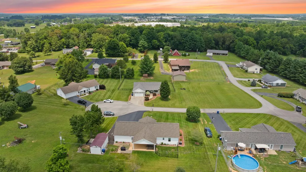 135 Cloverfield Drive Campbellsville KY 42718