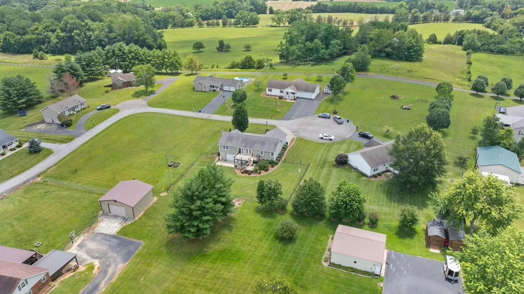 135 Cloverfield Drive Campbellsville KY 42718