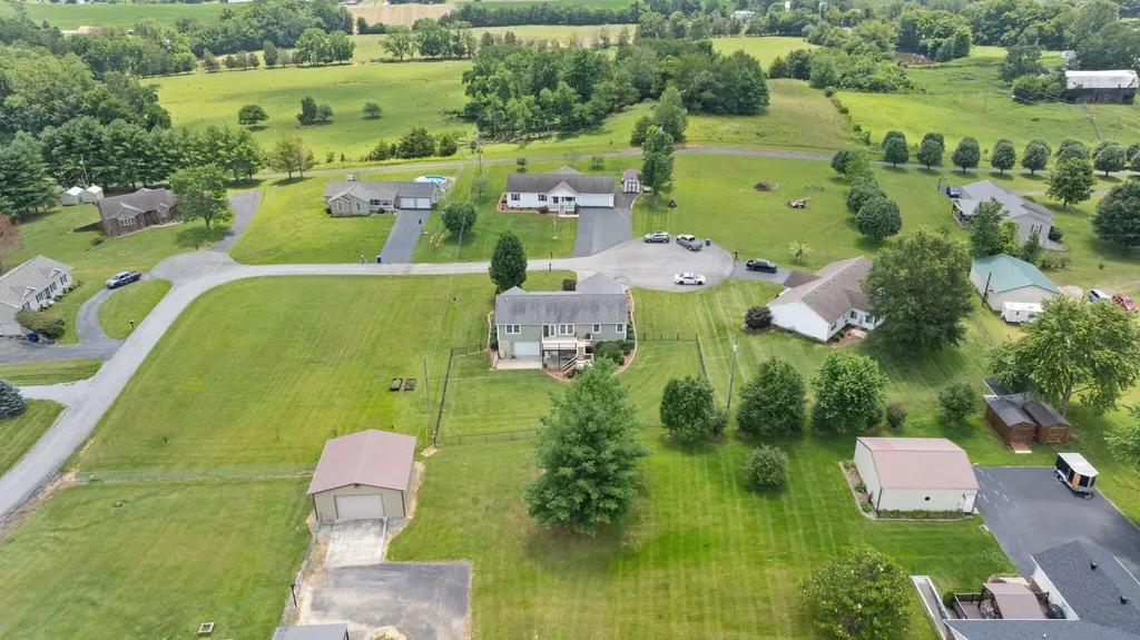135 Cloverfield Drive Campbellsville KY 42718