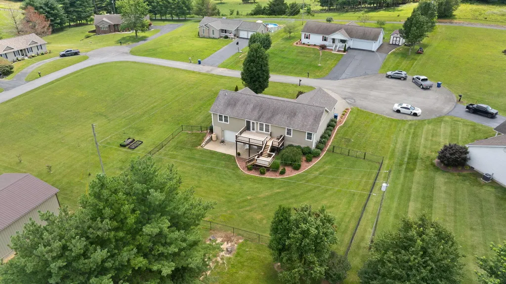 135 Cloverfield Drive Campbellsville KY 42718