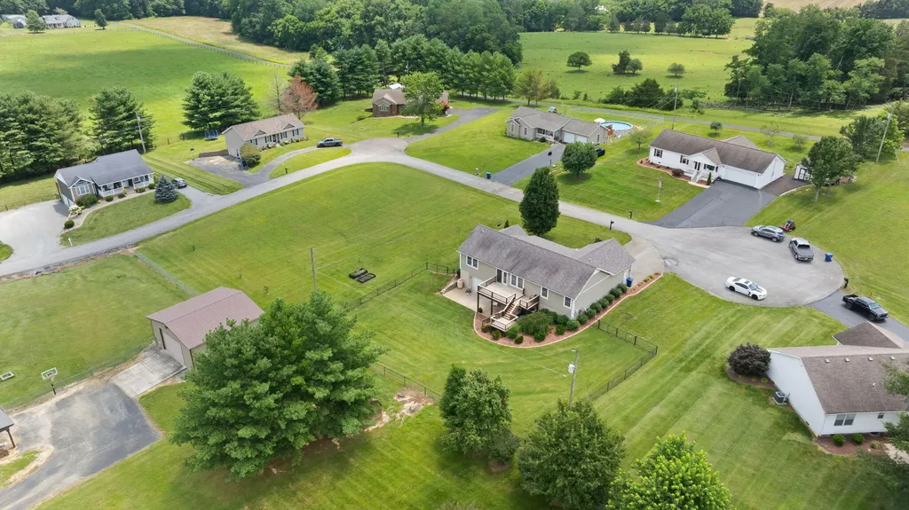 135 Cloverfield Drive Campbellsville KY 42718