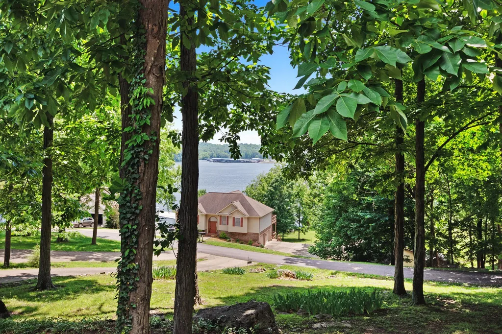 212 Bayview Drive Eddyville KY 42038