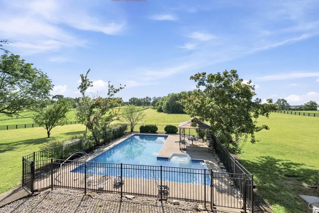 106 Stirling Lane Versailles KY 40383
